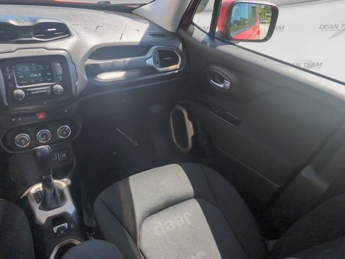 Used 2016 Jeep Renegade Latitude w/ Cold Weather Group FWD image 16