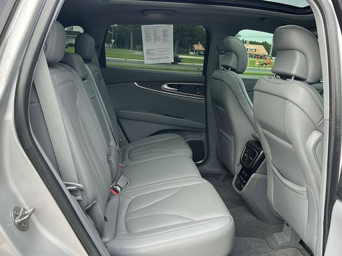 Used 2019 Lincoln Nautilus Reserve FWD image 11