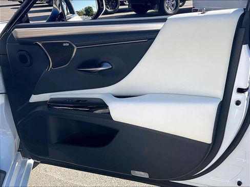 Used 2024 Lexus ES 300h F Sport image 25