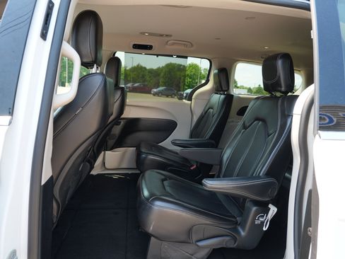 Used 2023 Chrysler Pacifica Touring-L FWD image 20