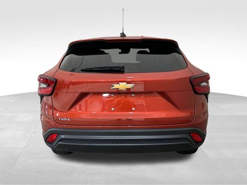 Used 2024 Chevrolet Trax LS w/ Driver Confidence Package FWD image 4