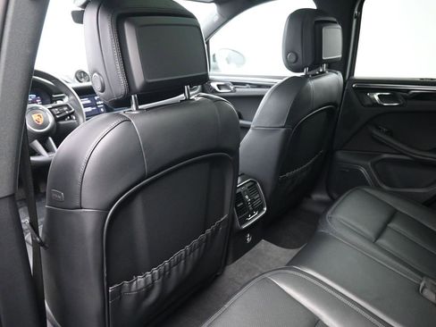 Certified 2025 Porsche Macan image 11