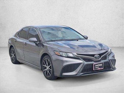 Used 2023 Toyota Camry SE FWD image 3