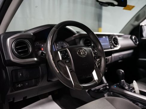 Used 2020 Toyota Tacoma SR5 RWD image 17