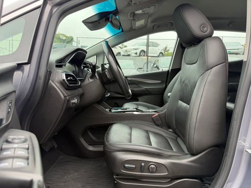 Used 2023 Chevrolet Bolt LT w/ Infotainment Package FWD image 10