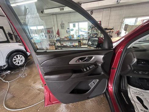 Used 2019 Chevrolet Traverse LT FWD image 12