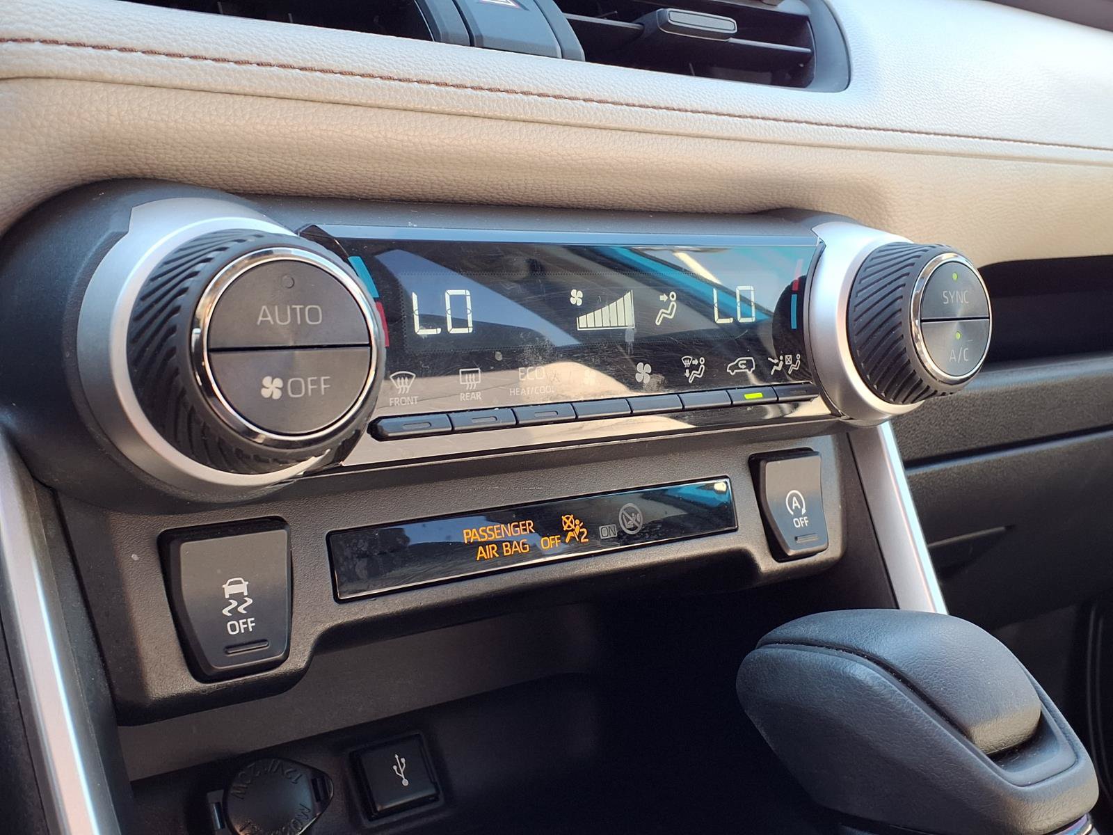 Used 2020 Toyota RAV4 XLE w/ Convenience Package FWD image 26