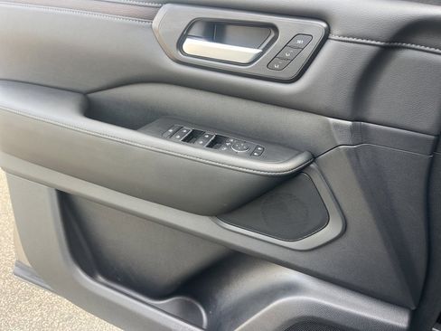 Used 2025 Nissan Armada SL image 6