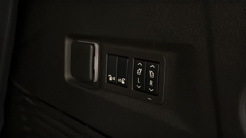 Used 2024 GMC Yukon AT4 w/ AT4 Premium Package AWD/4WD image 9