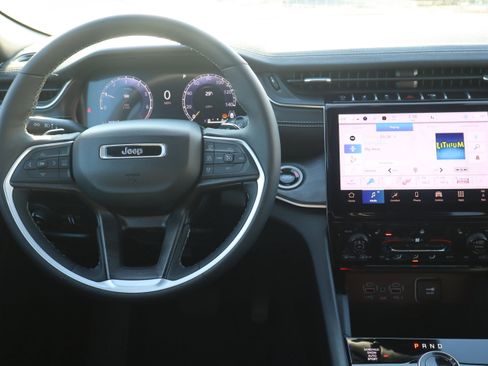 Used 2024 Jeep Grand Cherokee Limited w/ Black Appearance Package image 14