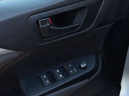 Used 2017 Toyota Highlander LE image 12