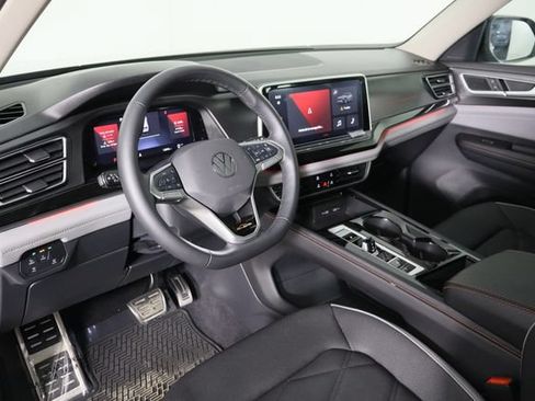Used 2025 Volkswagen Atlas Peak Edition SE AWD/4WD image 28