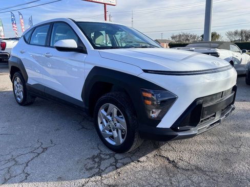 Used 2024 Hyundai Kona SE image 3