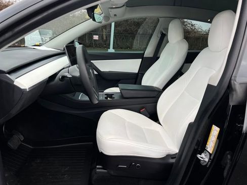 Used 2022 Tesla Model Y Long Range image 17