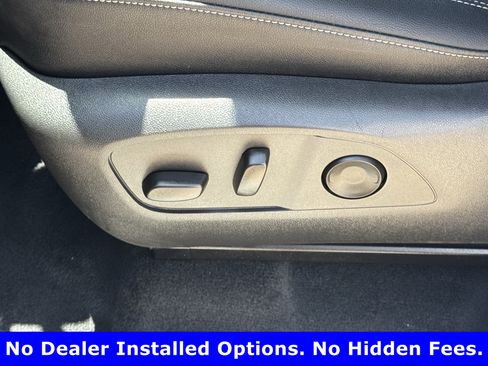 Used 2025 Chevrolet Traverse LT FWD image 24