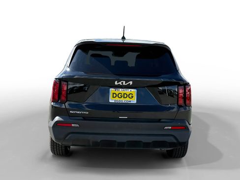Used 2023 Kia Sorento LX image 4