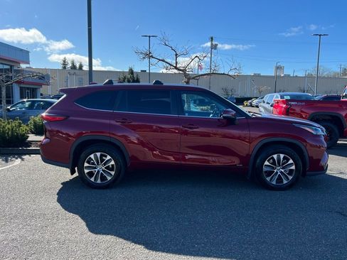 Used 2023 Toyota Highlander XLE image 6