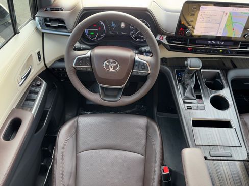 Used 2021 Toyota Sienna Platinum image 16
