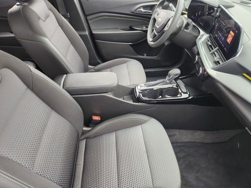 Used 2025 Chevrolet Trax LT FWD image 14