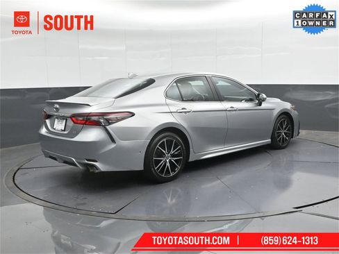 Used 2023 Toyota Camry SE image 2