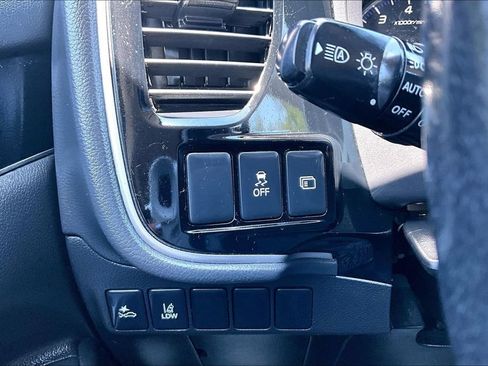 Used 2020 Mitsubishi Outlander SE AWD/4WD image 15