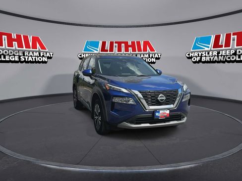 Used 2023 Nissan Rogue SV FWD image 2