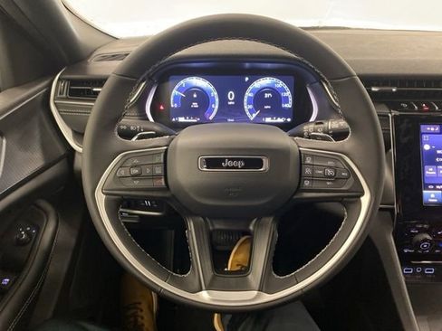 New 2025 Jeep Grand Cherokee Altitude image 17