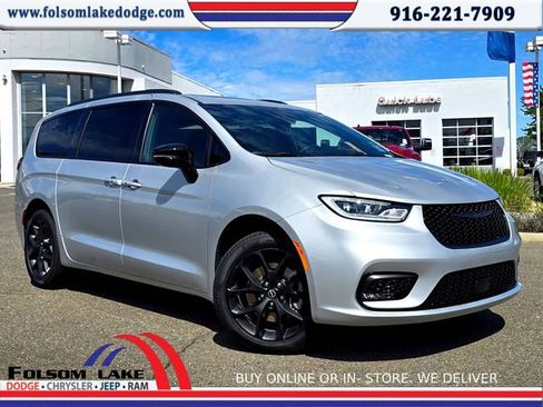 New 2026 Chrysler Pacifica Limited w/ S Appearance Package AWD/4WD image 1
