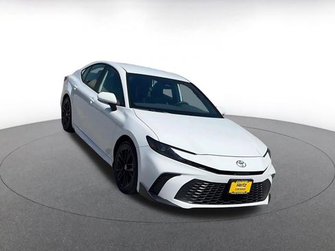 Used 2025 Toyota Camry SE image 3