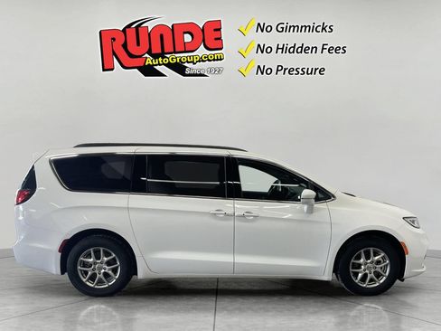 Used 2022 Chrysler Pacifica Touring FWD image 4