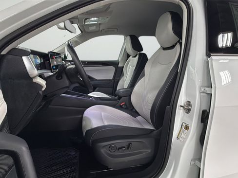 Certified 2025 Volkswagen Tiguan SE AWD/4WD image 16
