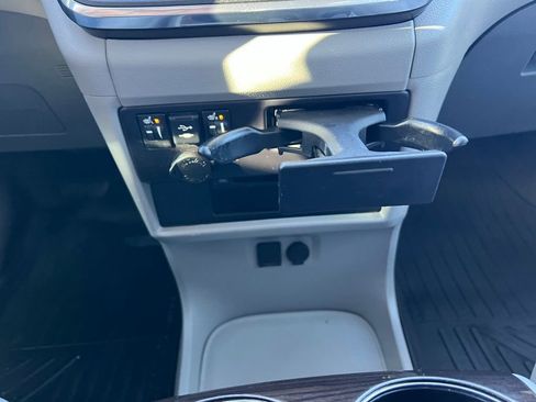 Used 2018 Toyota Sienna XLE image 33