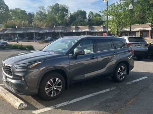 Used 2022 Toyota Highlander XLE image 1