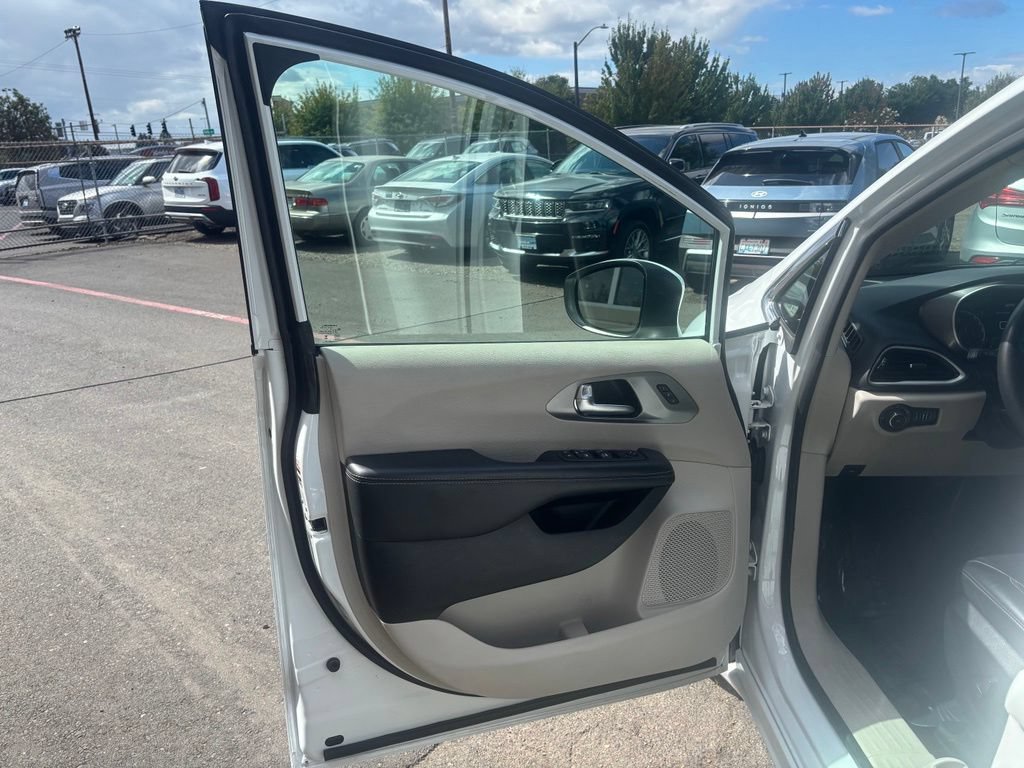 Used 2023 Chrysler Pacifica Touring-L FWD image 21