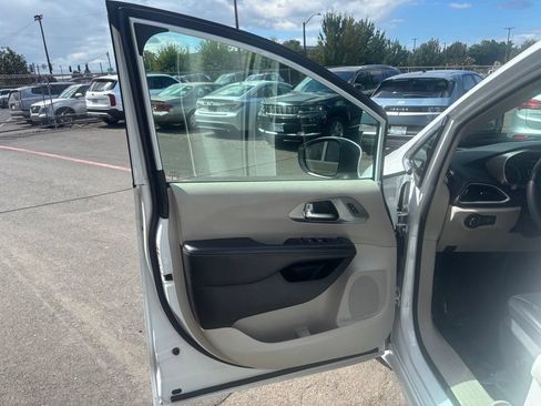 Used 2023 Chrysler Pacifica Touring-L FWD image 21