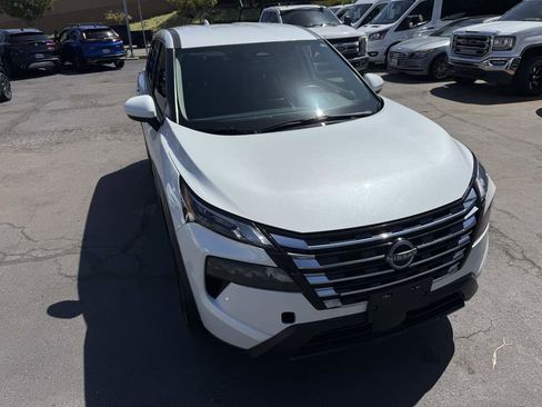 Used 2025 Nissan Rogue SV image 7