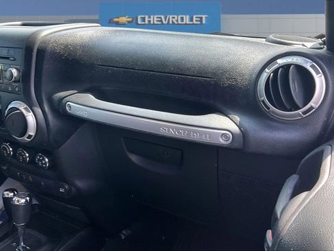 Used 2017 Jeep Wrangler Unlimited Sahara w/ Connectivity Group AWD/4WD image 24