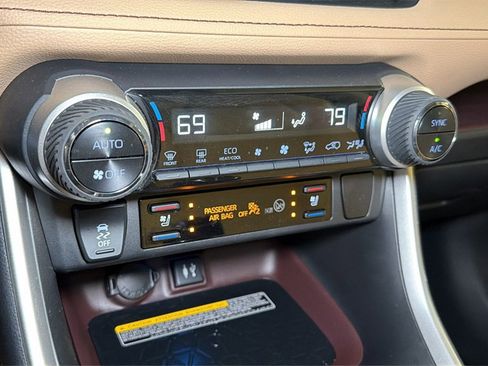 Used 2019 Toyota RAV4 Limited image 31