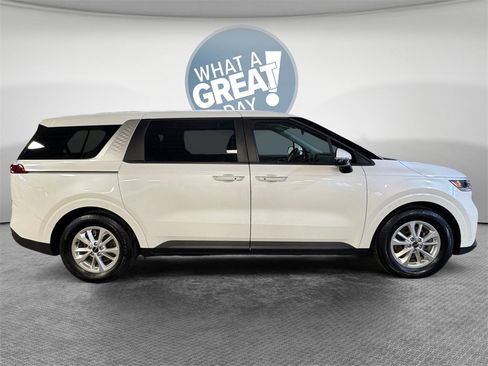 Used 2023 Kia Carnival LX image 2