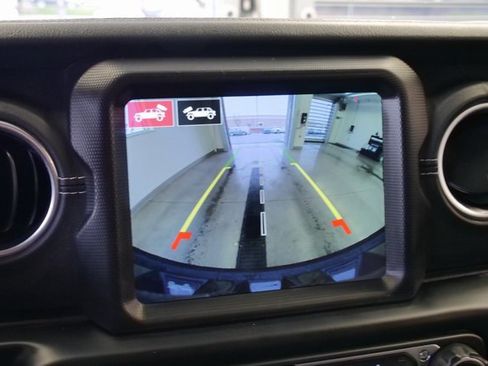 Used 2021 Jeep Wrangler Unlimited Sahara w/ Cold Weather Group image 19