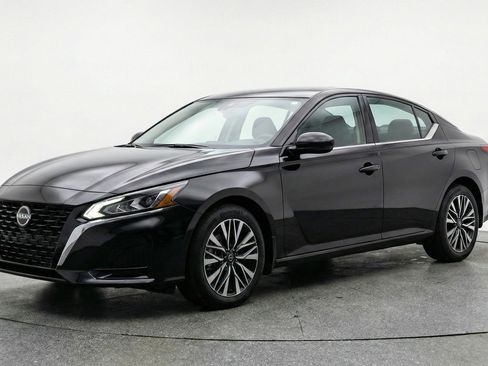 Used 2025 Nissan Altima 2.5 SV image 3