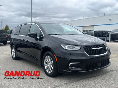 Used 2026 Chrysler Pacifica Select