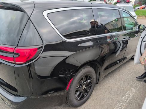 Used 2024 Chrysler Pacifica Touring-L FWD image 5