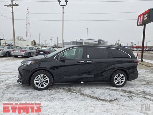 Certified 2026 Toyota Sienna XLE image 28