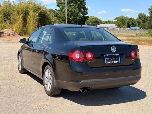 Used 2010 Volkswagen Jetta SE FWD image 5