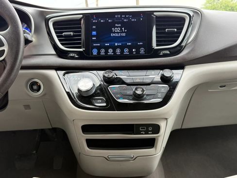 Used 2017 Chrysler Pacifica Touring FWD image 51