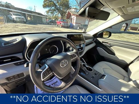 Used 2023 Toyota Highlander XLE image 2