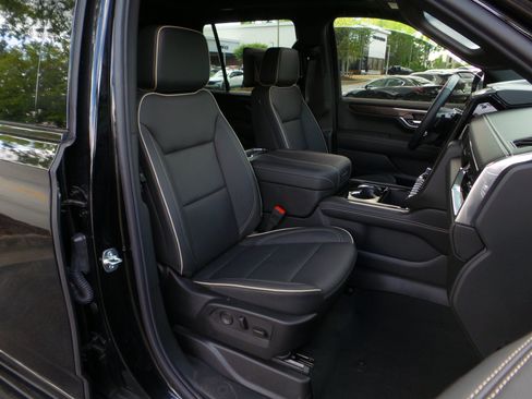 Used 2025 GMC Yukon Elevation w/ Elevation Premium Package AWD/4WD image 19
