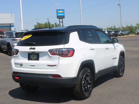 Used 2025 Jeep Compass Trailhawk AWD/4WD image 9