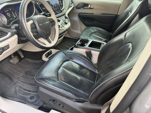 Used 2018 Chrysler Pacifica Limited FWD image 11